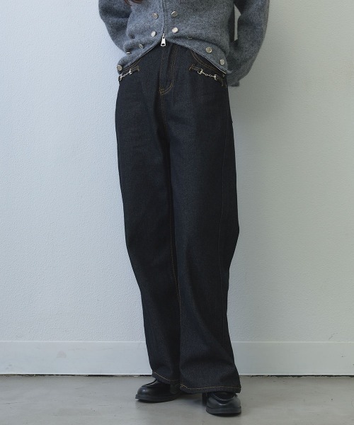 Clum(クルム)の「chain detail straight wide denim / チェーンディテールストレートワイドデニムパンツ(デニムパンツ・レディース・ダークブルー・MEDIUM/LARGE)」の3枚目の写真