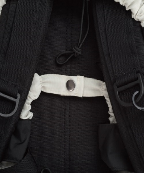 KiU（キウ）の「コンパクト バックパックカバー（バックパック/リュック・レディース・ブラック/ブラック系その他/グレー/オフホワイト/ダークベージュ/ライトベージュ/ブルー系その他・FREE）」の8枚目の写真