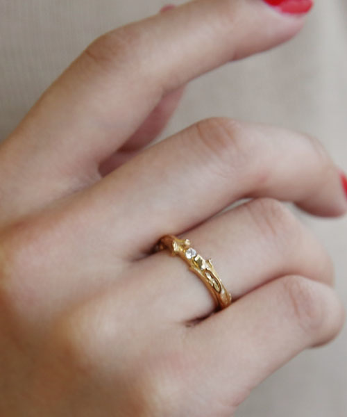 ROYAL ORDER(ロイヤルオーダー)の「TINY BUDS RING w/ CZ(リング・メンズ・ゴールド・10号 US-5/13号 US-6h/12号 US-6)」の2枚目の写真