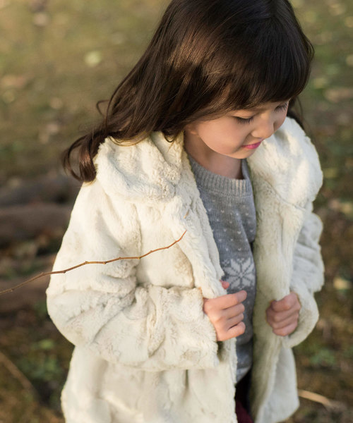 Catherine Cottage（キャサリンコテージ）の「裾フリル丸襟フェイクファーコート（その他アウター・キッズ・ブラック/ホワイト系その他2/パープル系その他5/シルバー系その他2・100/140/120/150/110/130）」の2枚目の写真
