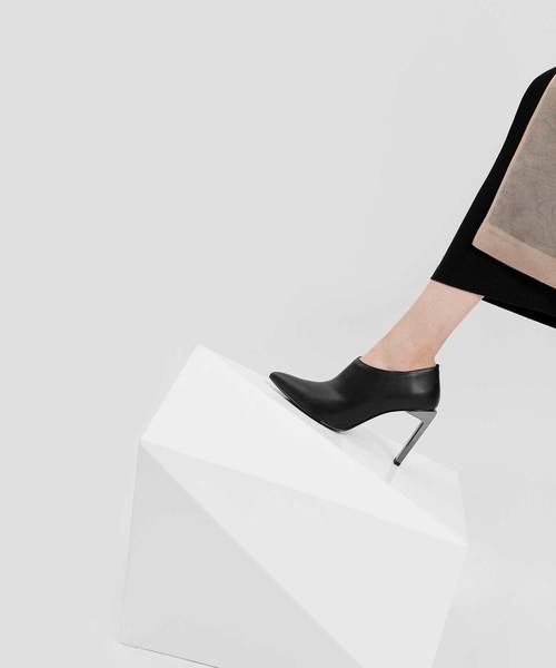 CHARLES & KEITH（チャールズ & キース）の「ブレイドヒールブーティ / BLADE HEEL BOOTIES（ブーツ・レディース・ブラック/グリーン/バーガンディー・22cm/22.5cm/23cm/23.5cm/24.5cm/25cm/25.5cm/26.5cm）」の4枚目の写真