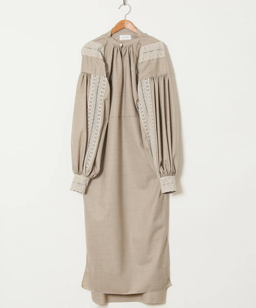 HOLIDAY(ホリデイ)の「WOOL SLIT DRESS ウールスリットドレス(ワンピース)」|ベージュ