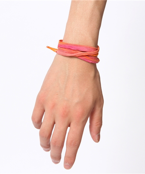 MIDWEST(ミッドウエスト)の「CATHERINE MICHIELS SILK CORDブレスレット(ブレスレット・メンズ・オレンジ・FREE)」の2枚目の写真