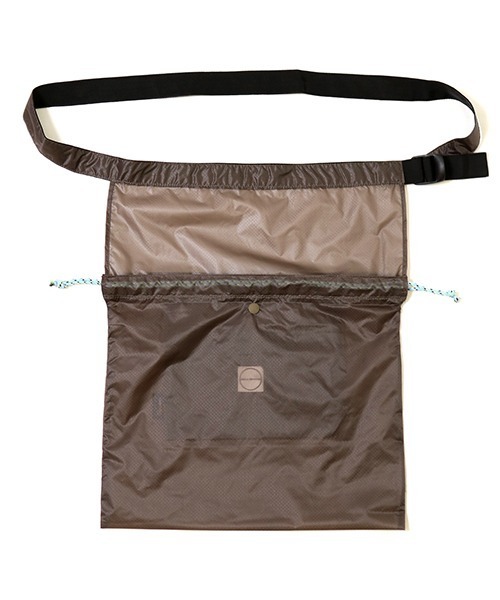 BURLAP OUTFITTER（バーラップアウトフィッター）の「ARC APRON BAG / アークエプロンバッグ（ショルダーバッグ・メンズ・ブラック/ベージュ/パープル/ネイビー/グレー/カーキ/オレンジ系その他・ONE SIZE）」の3枚目の写真