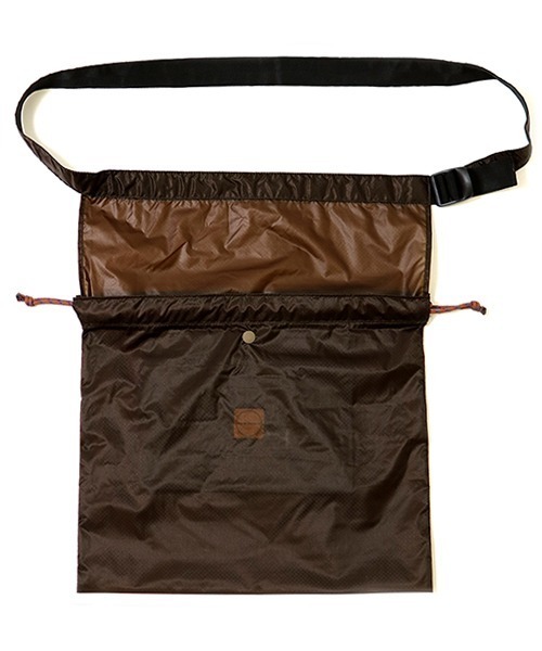BURLAP OUTFITTER（バーラップアウトフィッター）の「ARC APRON BAG / アークエプロンバッグ（ショルダーバッグ・メンズ・ブラック/ベージュ/パープル/ネイビー/グレー/カーキ/オレンジ系その他・ONE SIZE）」の5枚目の写真