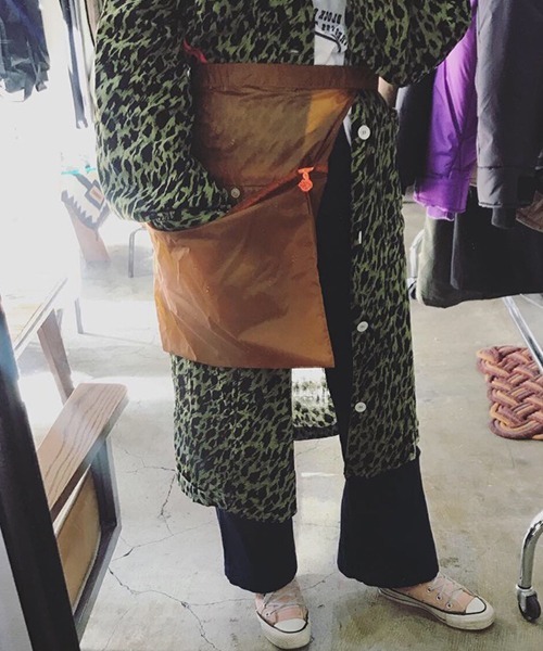 BURLAP OUTFITTER（バーラップアウトフィッター）の「ARC APRON BAG / アークエプロンバッグ（ショルダーバッグ・メンズ・ブラック/ベージュ/パープル/ネイビー/グレー/カーキ/オレンジ系その他・ONE SIZE）」の14枚目の写真