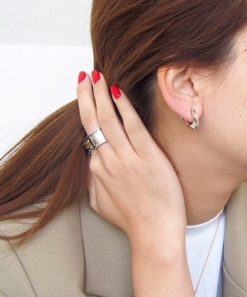 SALON（サロン）の「金具が目立たないニュアンスメタルフープイヤリング（イヤリング・レディース・ゴールド/シルバー・FREE）」の2枚目の写真