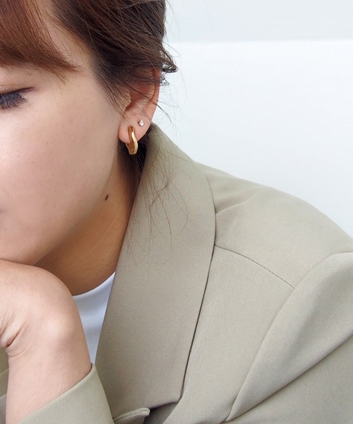 SALON（サロン）の「金具が目立たないニュアンスメタルフープイヤリング（イヤリング・レディース・ゴールド/シルバー・FREE）」の3枚目の写真
