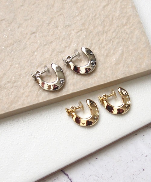 SALON（サロン）の「金具が目立たないニュアンスメタルフープイヤリング（イヤリング・レディース・ゴールド/シルバー・FREE）」の9枚目の写真