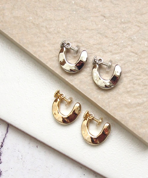 SALON（サロン）の「金具が目立たないニュアンスメタルフープイヤリング（イヤリング・レディース・ゴールド/シルバー・FREE）」の7枚目の写真