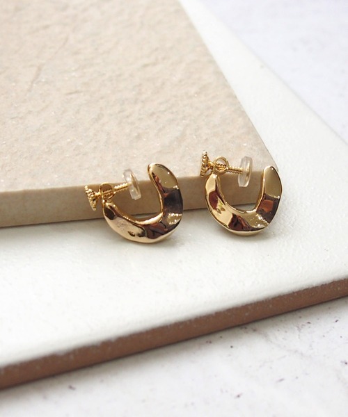 SALON（サロン）の「金具が目立たないニュアンスメタルフープイヤリング（イヤリング・レディース・ゴールド/シルバー・FREE）」の10枚目の写真