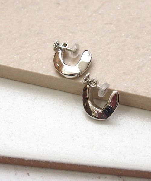 SALON（サロン）の「金具が目立たないニュアンスメタルフープイヤリング（イヤリング・レディース・ゴールド/シルバー・FREE）」の5枚目の写真