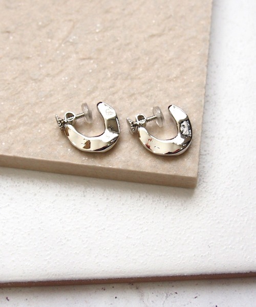 SALON（サロン）の「金具が目立たないニュアンスメタルフープイヤリング（イヤリング・レディース・ゴールド/シルバー・FREE）」の4枚目の写真