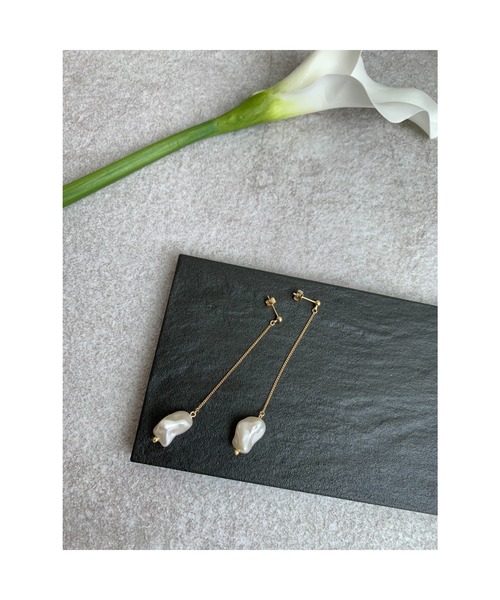 tone(トーン)の「【Mee】フラワーピアス × 揺れるピアスキャッチ(MA)(ピアス(両耳用)・レディース・ホワイト/ブラック・FREE)」の4枚目の写真