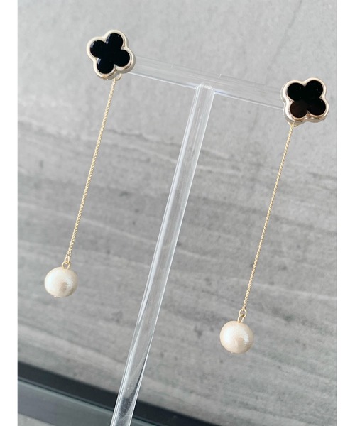 tone(トーン)の「【Mee】フラワーピアス × 揺れるピアスキャッチ(MA)(ピアス(両耳用)・レディース・ホワイト/ブラック・FREE)」の7枚目の写真