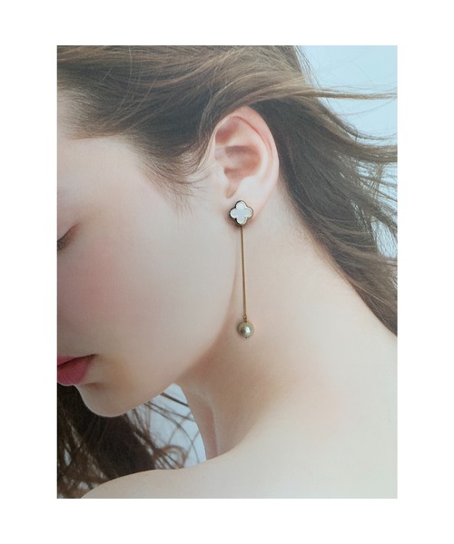 tone(トーン)の「【Mee】フラワーピアス × 揺れるピアスキャッチ(MA)(ピアス(両耳用)・レディース・ホワイト/ブラック・FREE)」の9枚目の写真