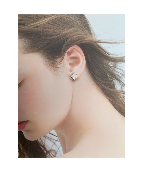 tone(トーン)の「【Mee】フラワーピアス × 揺れるピアスキャッチ(MA)(ピアス(両耳用)・レディース・ホワイト/ブラック・FREE)」の6枚目の写真