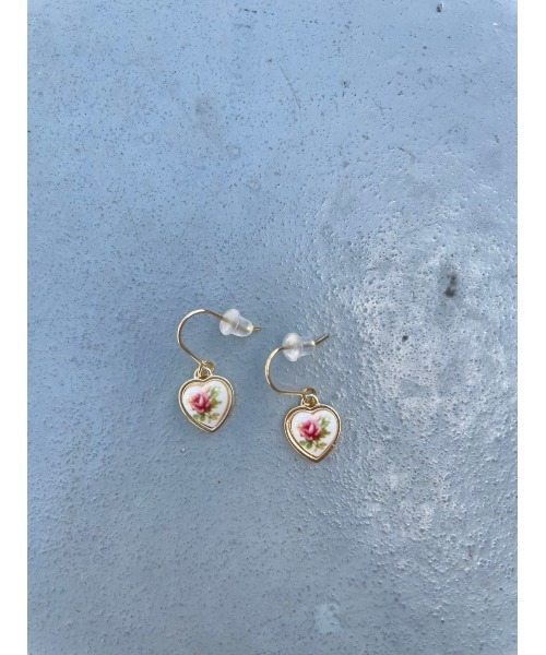 FIG&VIPER（フィグアンドバイパー）の「フラワーハートピアス（ピアス（両耳用）・レディース・ゴールド・FREE）」の3枚目の写真