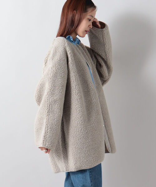 FREDY&GLOSTER(フレディアンドグロスター)の「【WEB限定】【別注】【Chevre-s/シェーブル】 パイピングボアコート(その他アウター・レディース・グレイッシュベージュ/サーモンピンク・38)」の4枚目の写真