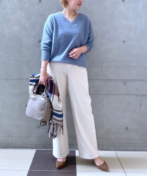 RIVE DROITE(リヴドロワ)の「ラグジュアリーなふんわり感を纏える ラクーンVネックニット(ニット/セーター・レディース・ピンクベージュ/ブラック/ブルー・FREE)」の16枚目の写真