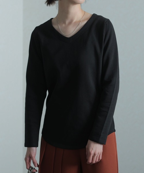 ElegChic(エレグシック)の「ぬけ感Vネック裏毛トレーナー(スウェット・レディース・ブラック/ライトカーキ/ライトベージュ・4L/M/L/XL/XXL)」の4枚目の写真