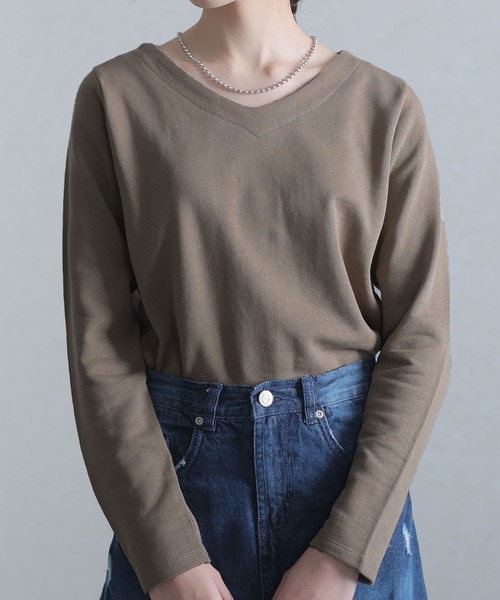 ElegChic(エレグシック)の「ぬけ感Vネック裏毛トレーナー(スウェット・レディース・ブラック/ライトカーキ/ライトベージュ・4L/M/L/XL/XXL)」の5枚目の写真