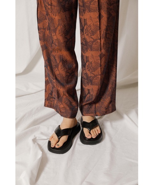 crie conforto(クリーコンフォルト)の「チャンキートングサンダル(サンダル・レディース・ホワイト/ブラック/キャメル・SMALL/MEDIUM/LARGE)」の12枚目の写真