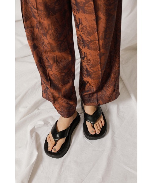 crie conforto(クリーコンフォルト)の「チャンキートングサンダル(サンダル・レディース・ホワイト/ブラック/キャメル・SMALL/MEDIUM/LARGE)」の20枚目の写真