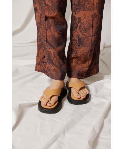 crie conforto(クリーコンフォルト)の「チャンキートングサンダル(サンダル・レディース・ホワイト/ブラック/キャメル・SMALL/MEDIUM/LARGE)」の6枚目の写真