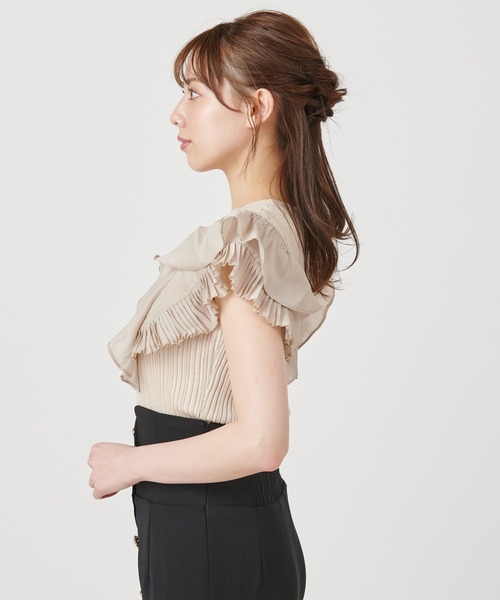 ROYAL PARTY(ロイヤルパーティー)の「異素材ラッフルトップス(ニット/セーター・レディース・ブラック/ベージュ/オフホワイト・FREE)」の4枚目の写真