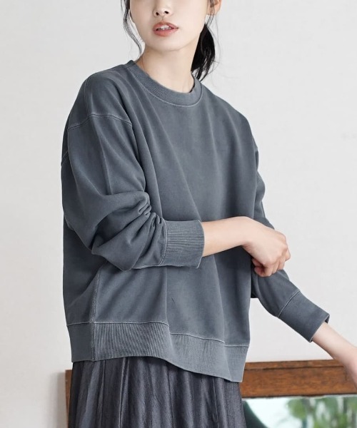 zootie（ズーティー）の「【定番スウェットを色で楽しむ。】 ヴィンテージライク スウェット［クルーネックプルオーバー］（スウェット・レディース・グレイッシュベージュ/チャコール/ケリーグリーン/レッド系その他/イエロー/ベビーピンク/シャーベット/レッド/カーキ/ラベンダー/ライトブルー/クリーム/サーモンピンク/ネイビー/サンドグレー/ダークグリーン/チェリーレッド/ワインレッド/ホワイト・M）」の4枚目の写真