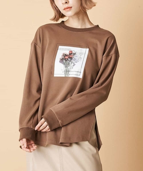 A de a.v.v(アードアー・ヴェ・ヴェ)の「フラワーフォトプリントTシャツ(Tシャツ/カットソー・レディース・アイボリー/ブラウン・38/36)」の1枚目の写真