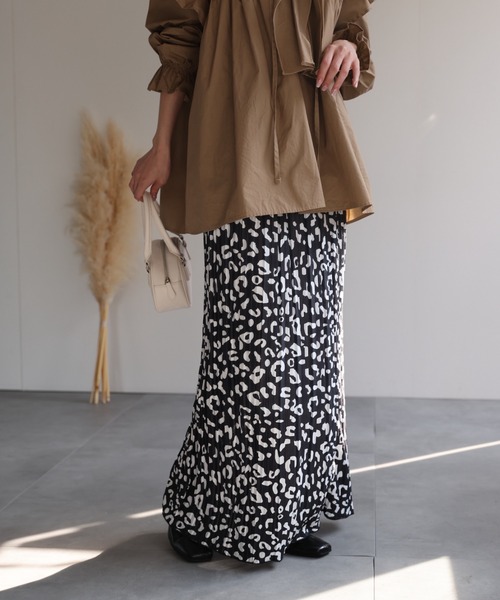 sakishimatokyo（サキシマトーキョー）の「【選べる素材】ストレートプリーツスカート【動画あり】（スカート・レディース・ブラック/グリーン/グレイッシュベージュ/ブラウン/ブルー/オフホワイト/ブラック系その他/ゴールド/シルバー/ブラック系その他2/グレー/レッド・FREE）」の5枚目の写真