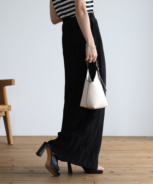 sakishimatokyo（サキシマトーキョー）の「【選べる素材】ストレートプリーツスカート【動画あり】（スカート・レディース・ブラック/グリーン/グレイッシュベージュ/ブラウン/ブルー/オフホワイト/ブラック系その他/ゴールド/シルバー/ブラック系その他2/グレー/レッド・FREE）」の13枚目の写真