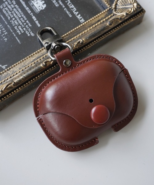 Port（ポート）の「フェイクレザー AirPods1/2 / AirPods Pro 専用 ソフト イヤフォンケース（ヘッドフォン/イヤホン・レディース・ブラック/ブラウン/ダークブラウン/ネイビー/ブラウン系その他/ダークグリーン・A/B）」の2枚目の写真