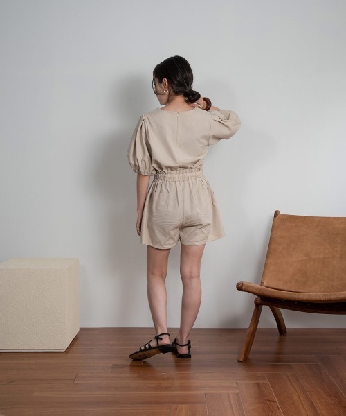 Amiur(エミレ)の「puff sleeve lady like set up(セットアップ・レディース・ベージュ/ブラック・FREE)」の4枚目の写真