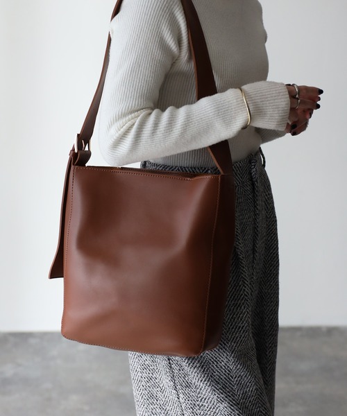 Riberry（リベリー）の「【ポーチ付き】シンプルスクエアショルダーバッグ（ショルダーバッグ・レディース・ブラック/ブラウン・FREE）」の2枚目の写真