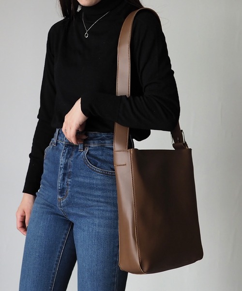 Riberry（リベリー）の「【ポーチ付き】シンプルスクエアショルダーバッグ（ショルダーバッグ・レディース・ブラック/ブラウン・FREE）」の3枚目の写真