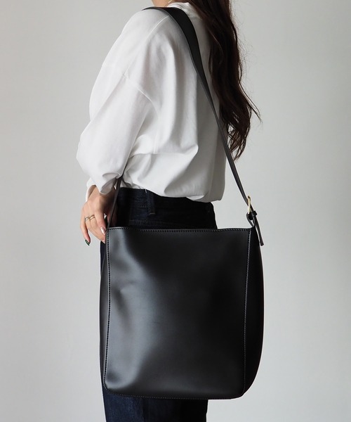 Riberry（リベリー）の「【ポーチ付き】シンプルスクエアショルダーバッグ（ショルダーバッグ・レディース・ブラック/ブラウン・FREE）」の5枚目の写真