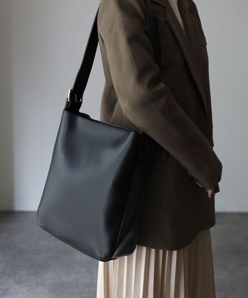 Riberry（リベリー）の「【ポーチ付き】シンプルスクエアショルダーバッグ（ショルダーバッグ・レディース・ブラック/ブラウン・FREE）」の11枚目の写真