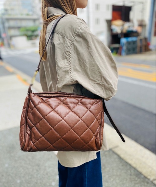 ONE DAY KMC (ワンデイケーエムシー)の「ONEDAYKMC select / フェイクレザーキルティングショルダーパデッドバッグ(ショルダーバッグ・レディース・ブラウン/ブラック・ONESIZE)」の4枚目の写真