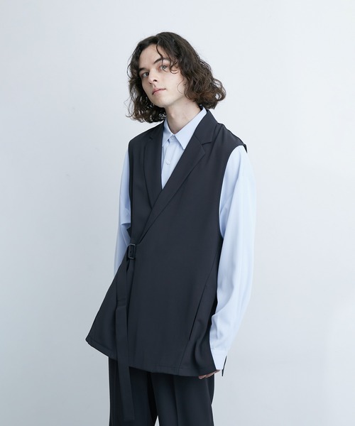 JUNRED(ジュンレッド)の「ライトドレスベルテッドベスト(ベスト・メンズ・ベージュ系その他2/ブラック/スミクロ・S/L/M)」の3枚目の写真