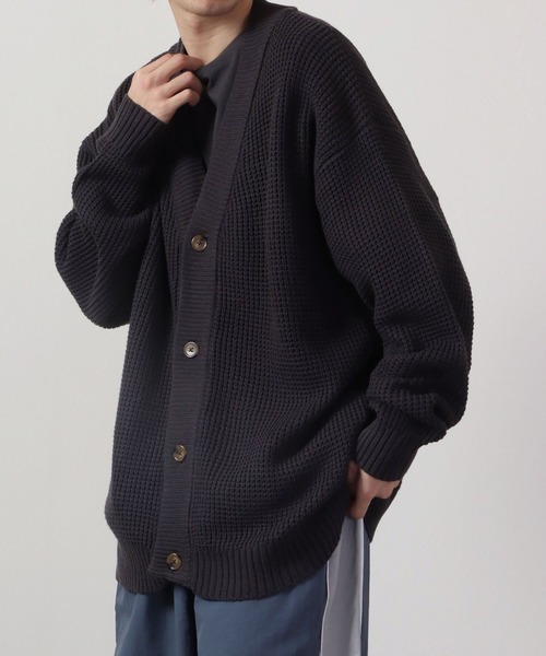 FUNALIVE（ファンアライブ）の「ワッフル編み ビッグサイズVネックニットカーディガン（カーディガン/ボレロ・メンズ・スミクロ/ロイヤルブルー/グレイッシュベージュ/ブラック/オフホワイト/グリーン/ケリーグリーン/マスタード/グレイッシュブルー・M/L）」の3枚目の写真