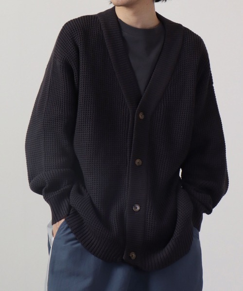 FUNALIVE（ファンアライブ）の「ワッフル編み ビッグサイズVネックニットカーディガン（カーディガン/ボレロ・メンズ・スミクロ/ロイヤルブルー/グレイッシュベージュ/ブラック/オフホワイト/グリーン/ケリーグリーン/マスタード/グレイッシュブルー・M/L）」の18枚目の写真