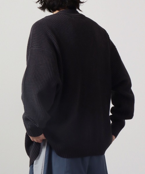 FUNALIVE（ファンアライブ）の「ワッフル編み ビッグサイズVネックニットカーディガン（カーディガン/ボレロ・メンズ・スミクロ/ロイヤルブルー/グレイッシュベージュ/ブラック/オフホワイト/グリーン/ケリーグリーン/マスタード/グレイッシュブルー・M/L）」の19枚目の写真