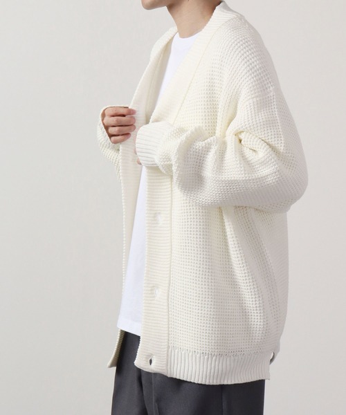 FUNALIVE（ファンアライブ）の「ワッフル編み ビッグサイズVネックニットカーディガン（カーディガン/ボレロ・メンズ・スミクロ/ロイヤルブルー/グレイッシュベージュ/ブラック/オフホワイト/グリーン/ケリーグリーン/マスタード/グレイッシュブルー・M/L）」の11枚目の写真