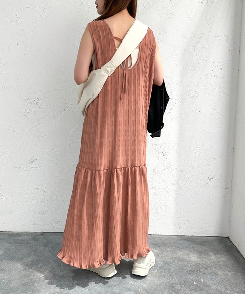 apres jour mignon(アプレジュールミニョン)の「プリーツ加工ワンピース【ZOZOTOWN限定アイテム】(ワンピース・レディース・ブラック/オレンジ系その他・フリー/X-LARGE)」の3枚目の写真