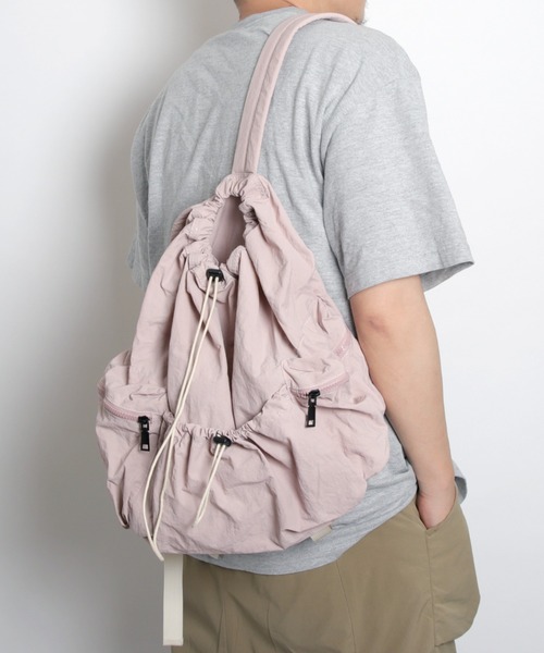 MAISON mou（メゾンムー）の「【recomend selection/セレクト】ドローストリングバックパック 巾着風リュック（バックパック/リュック・レディース・ブラック/ベージュ/グレー系その他2/カーキ/ライトピンク・FREE）」の7枚目の写真