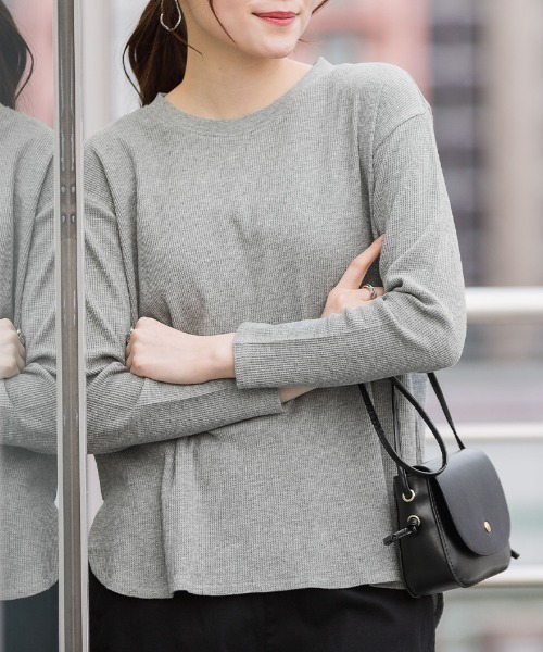 atONE（アットワン）の「atONE ワッフルカットソー テールヘム サイドスリット プルオーバー 長袖（Tシャツ/カットソー・レディース・ブラック/カーキ/杢グレー/ネイビー/ホワイト・LL～3L/4L～5L/M-L）」の3枚目の写真
