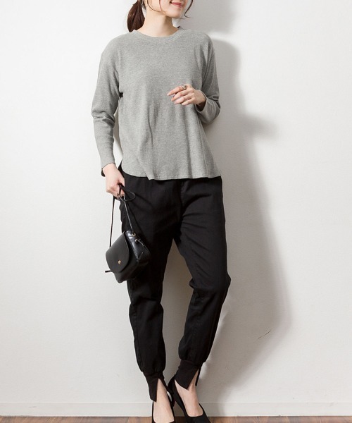 atONE（アットワン）の「atONE ワッフルカットソー テールヘム サイドスリット プルオーバー 長袖（Tシャツ/カットソー・レディース・ブラック/カーキ/杢グレー/ネイビー/ホワイト・LL～3L/4L～5L/M-L）」の16枚目の写真